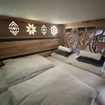 玛丽​​亚万岁公寓